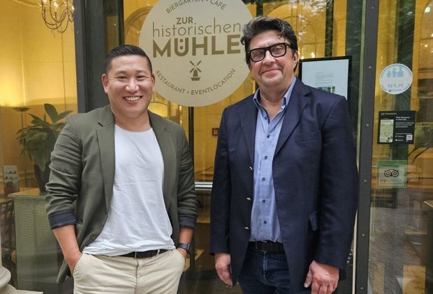 Hee-Sun Kim (li.) und Alexander Dressel sind die neuen Betriebsleiter im Restaurant "Zur historischen Mühle" in Potsdam - Foto: arcona Hotels & Resorts
