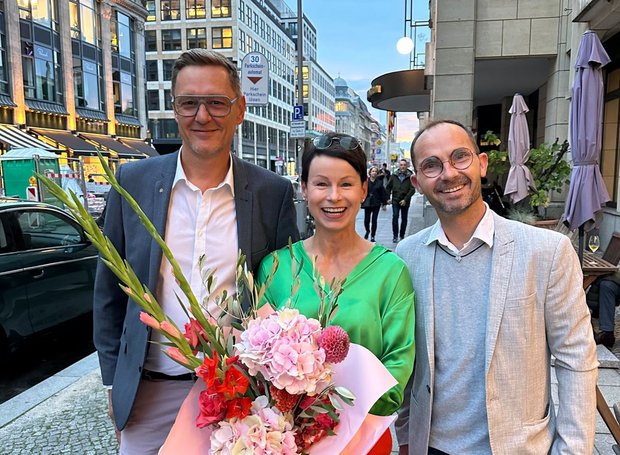 Die Persönlichkeit des Jahres 2024, Anja Schröder von Planet Wein in Berlin, mit Dominik Zieher und Silvio Nit­zsche - Foto: Niko Rechenberg