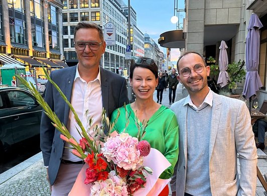 Die Persönlichkeit des Jahres 2024, Anja Schröder von Planet Wein in Berlin, mit Dominik Zieher und Silvio Nit­zsche - Foto: Niko Rechenberg