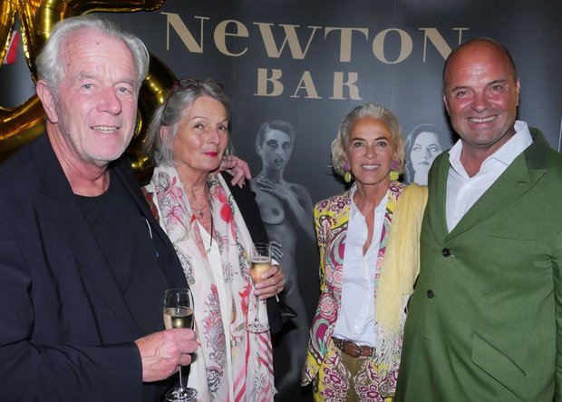 Prof. Hans Kollhoff, Architekt der Newton Bar mit seiner Frau Helga Timmermann, Isabella Baronin von Schorlemer mit Jo Laggner (v.l.) - Foto: Max Schröder / XAMAX