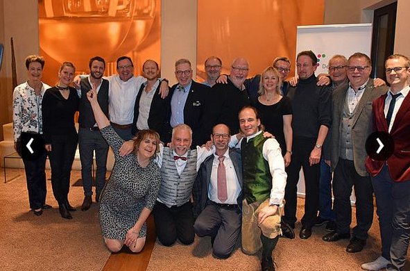 German Wine Professionals - Erste Absolventen durch DWI-Geschäftsführerin Monika Reule (li) und Kursleiter Manuel Bretschi (re) geehrt. 