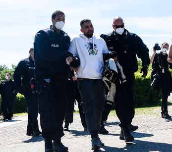 Attila Hildmann wird auf einer Demonstration von Polizeikräften abgeführt Foto: imago images / Carsten Thesing